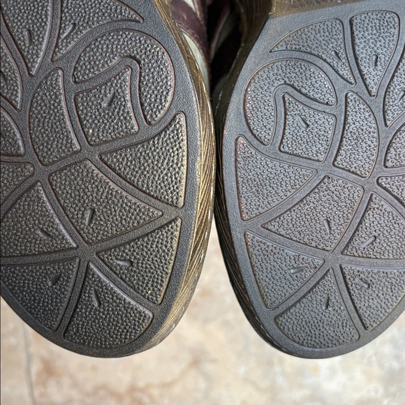 NEW Born Olive and Chocolate Suede Leather Clogs 9 - Picture 6 of 11